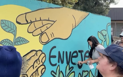 Los sueños no envejecen: adultos mayores y estudiantes del Liceo People Help People pintan mural intergeneracional en Panguipulli